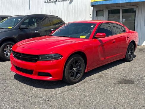 Used 2022 Dodge Charger SXT RWD image 2