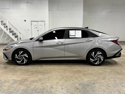 Certified 2025 Hyundai Elantra Limited FWD image 4