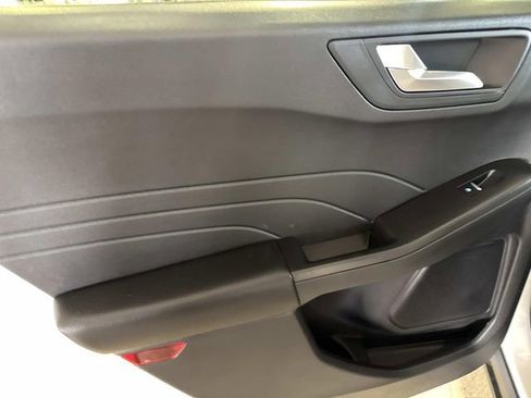 Used 2025 Ford Escape SE image 12