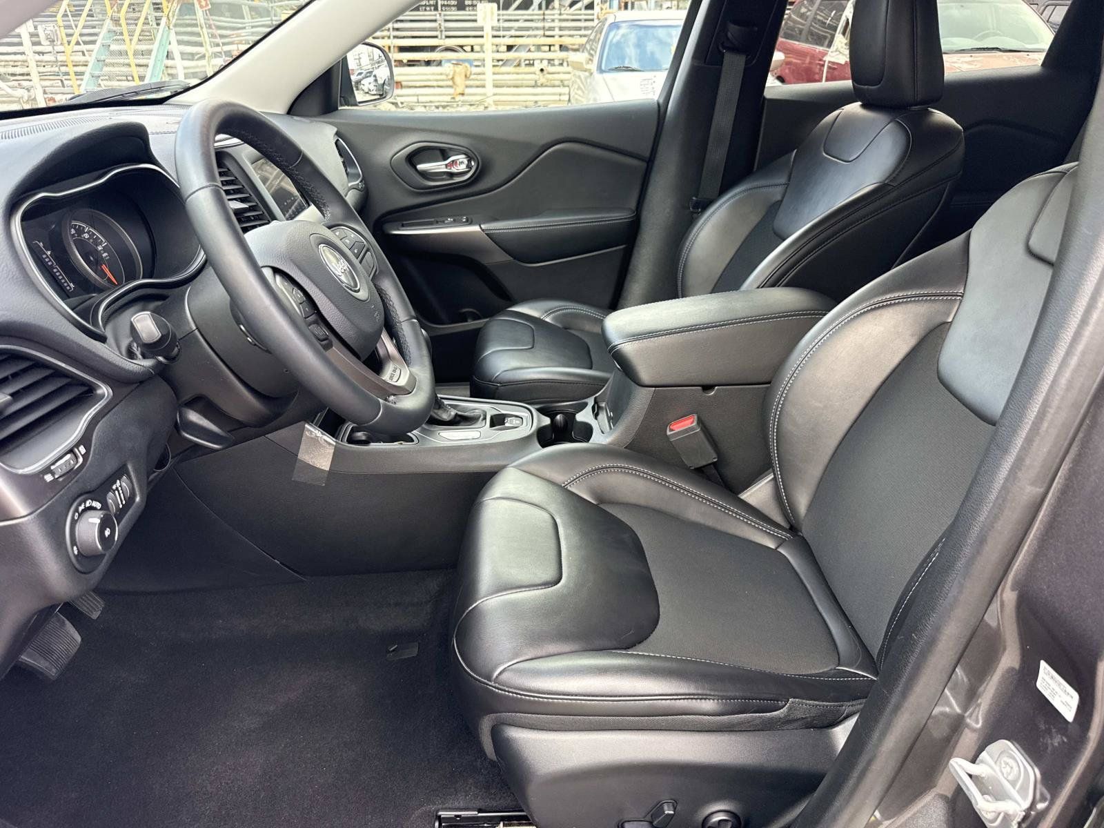 Used 2019 Jeep Cherokee Latitude Plus FWD image 24