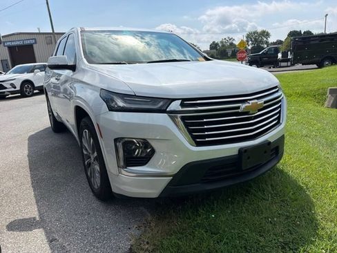 Used 2022 Chevrolet Traverse Premier FWD image 1