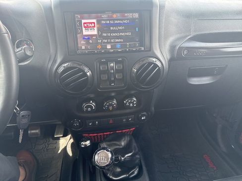 Used 2017 Jeep Wrangler Unlimited Rubicon image 18