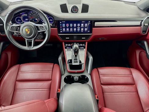 Certified 2023 Porsche Cayenne Platinum Edition image 28