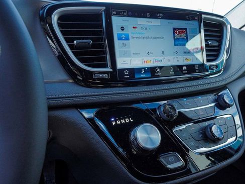 New 2026 Chrysler Pacifica Select image 15