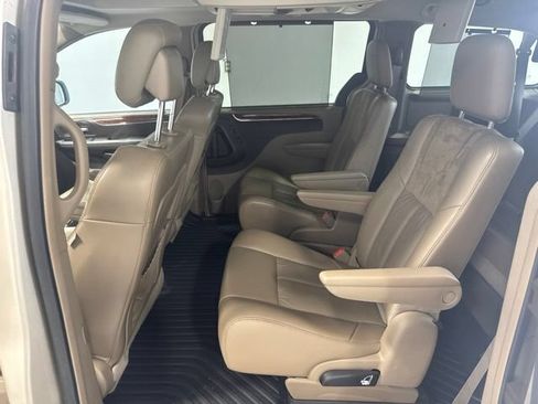 Used 2015 Chrysler Town & Country Limited Platinum FWD image 18