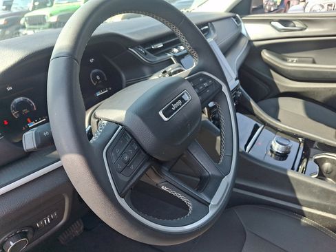 Used 2023 Jeep Grand Cherokee L Laredo image 29