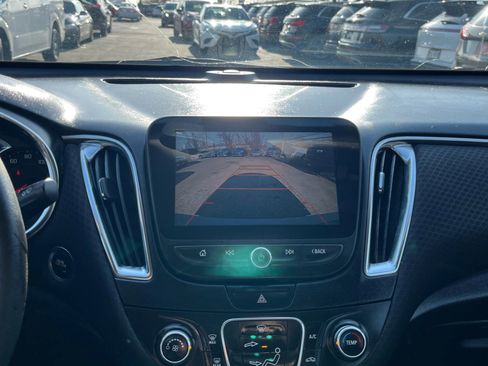 Used 2017 Chevrolet Malibu LT image 22