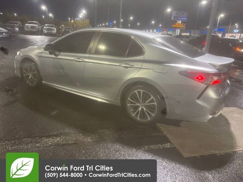 Used 2019 Toyota Camry L image 9