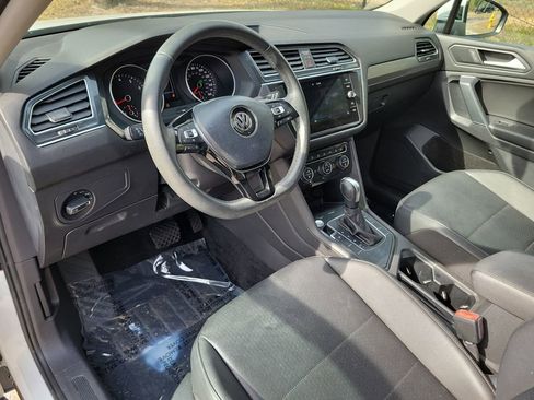 Used 2020 Volkswagen Tiguan SE image 17