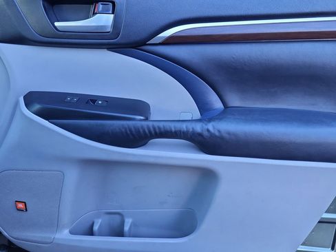 Used 2014 Toyota Highlander Limited Platinum image 16
