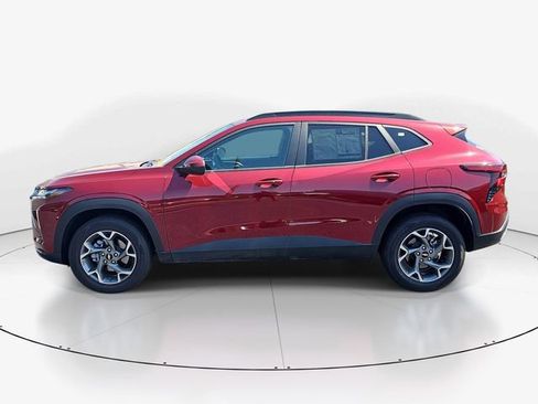 Used 2025 Chevrolet Trax LT w/ LT Convenience Package FWD image 6
