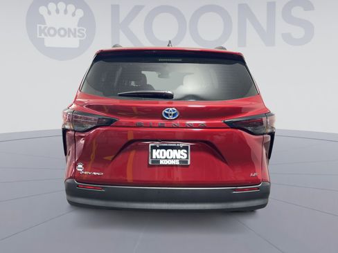 Used 2025 Toyota Sienna LE w/ LE Plus Package AWD/4WD image 5