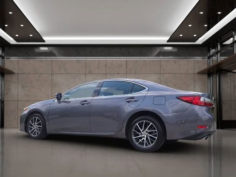 Used 2017 Lexus ES 350 w/ Luxury Package FWD image 3