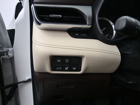 Used 2022 Toyota Highlander Platinum FWD image 12
