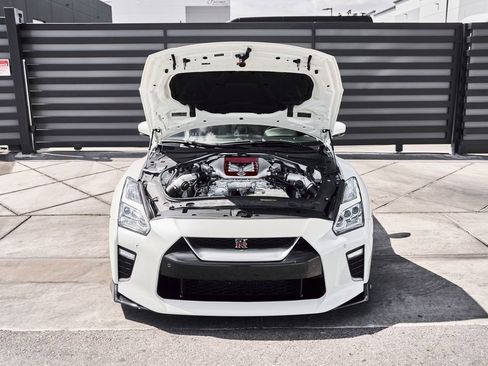 Used 2021 Nissan GT-R Premium image 17