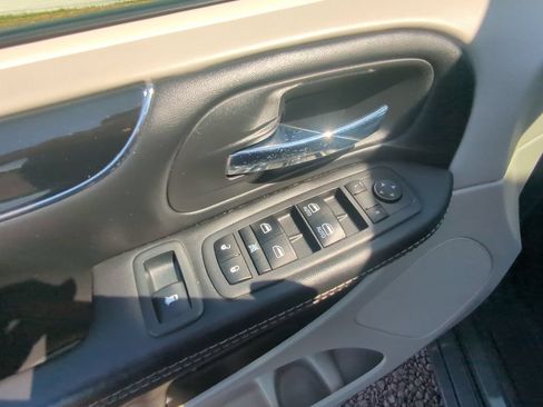 Used 2019 Dodge Grand Caravan SXT FWD image 13