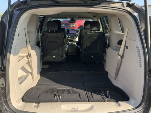 Used 2023 Chrysler Pacifica Touring-L FWD image 12