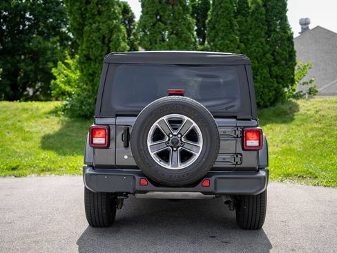 Used 2019 Jeep Wrangler Unlimited Sahara AWD/4WD image 6