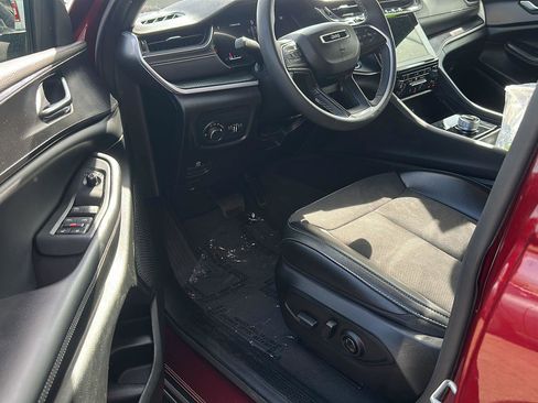Used 2024 Jeep Grand Cherokee Altitude AWD/4WD image 9