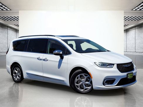 Used 2023 Chrysler Pacifica Limited FWD image 2