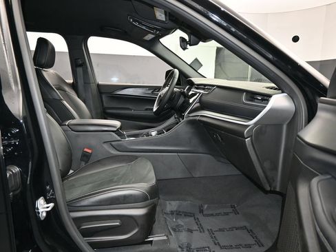 Used 2025 Jeep Grand Cherokee Altitude RWD image 29
