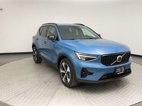 Certified 2025 Volvo XC40 B5 Plus image 8