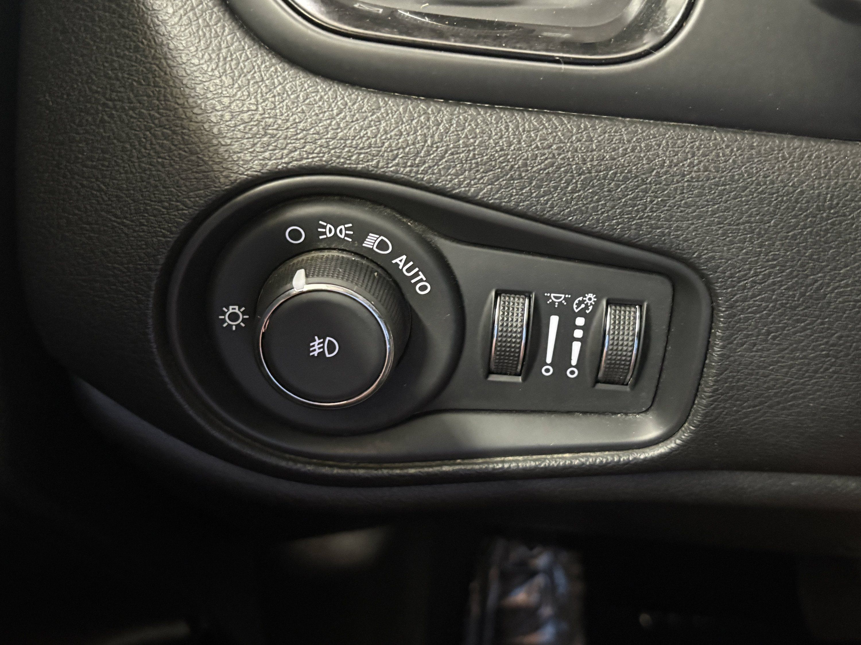 Used 2019 Jeep Renegade Altitude w/ Quick Order Package 2XM FWD image 16