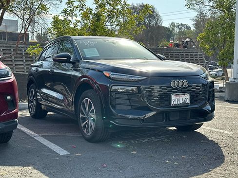Used 2025 Audi Q6 e-tron Premium Plus w/ Premium Plus AWD/4WD image 2