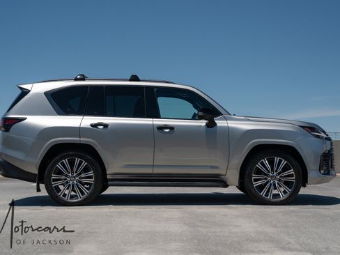 Used 2024 Lexus LX 600 4WD w/ Appearance Package image 7