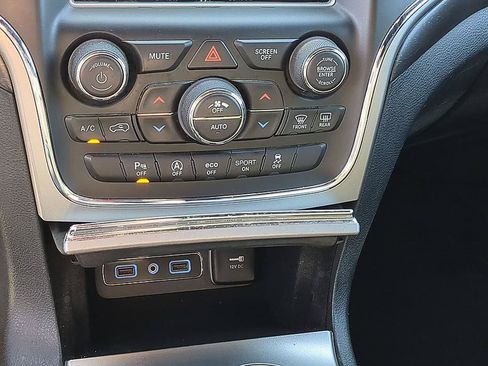 Used 2018 Jeep Grand Cherokee Laredo RWD image 24