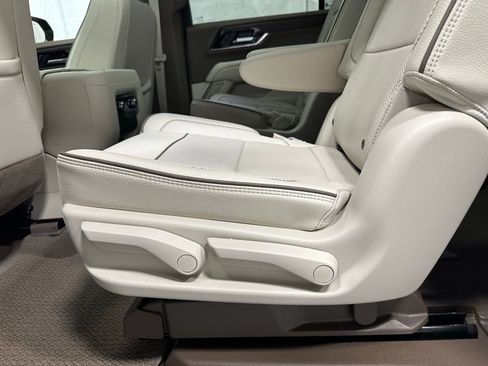 Used 2025 GMC Yukon XL Denali w/ Sun & Power Step Package AWD/4WD image 40