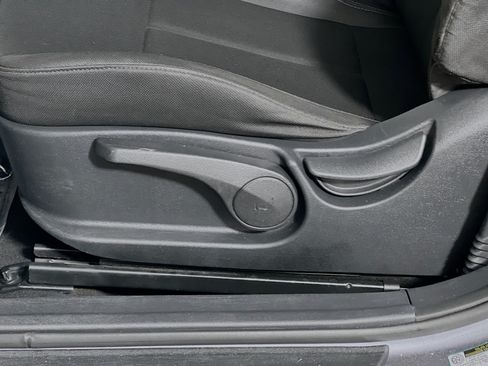Used 2017 Hyundai Veloster FWD image 16