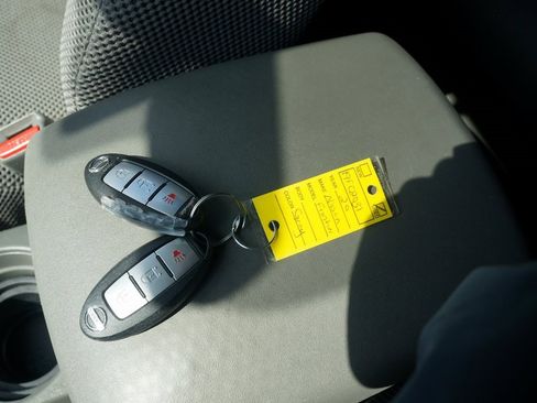 Used 2020 Nissan Frontier SV w/ SV Utility Package image 2