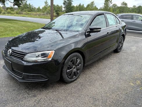 Used 2013 Volkswagen Jetta SE FWD image 2