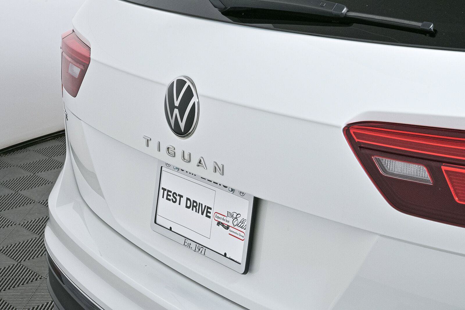 Certified 2023 Volkswagen Tiguan SE FWD image 34