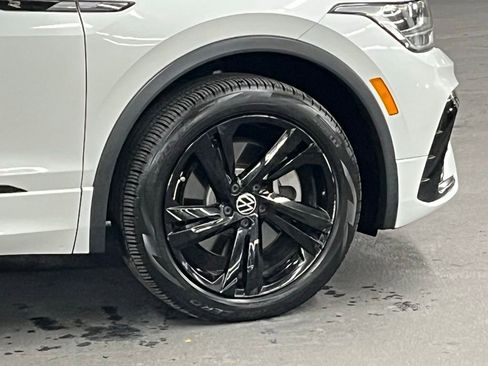 Used 2023 Volkswagen Tiguan SE R-Line image 40