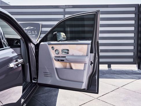 Used 2025 Rolls-Royce Phantom Sedan RWD image 23