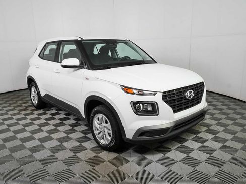 Used 2023 Hyundai Venue SE FWD image 1