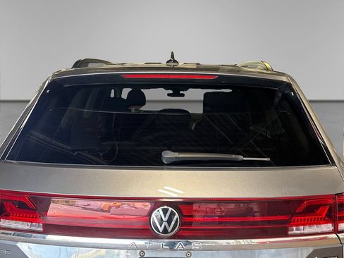 Used 2025 Volkswagen Atlas SE AWD/4WD image 16