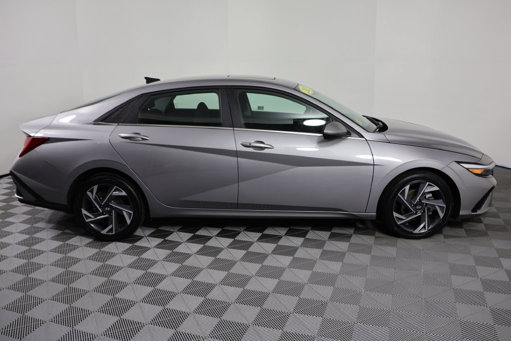 Used 2025 Hyundai Elantra SEL FWD image 9