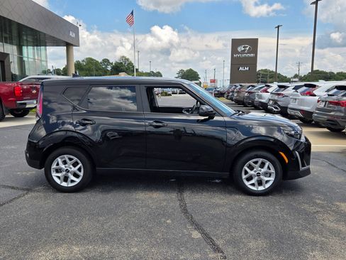 Used 2025 Kia Soul LX w/ LX Technology Package FWD image 14