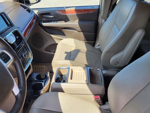 Used 2015 Chrysler Town & Country Touring w/ Driver Convenience Group image 10