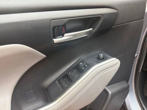 Used 2021 Toyota Highlander XLE FWD image 20