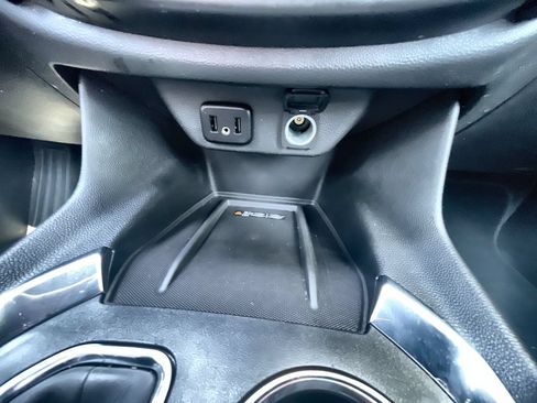 Used 2023 Chevrolet Traverse LT FWD image 34