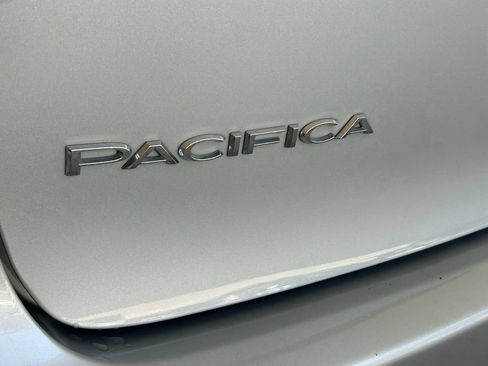Used 2024 Chrysler Pacifica Touring-L FWD image 16