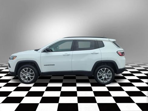 Used 2024 Jeep Compass Latitude image 11