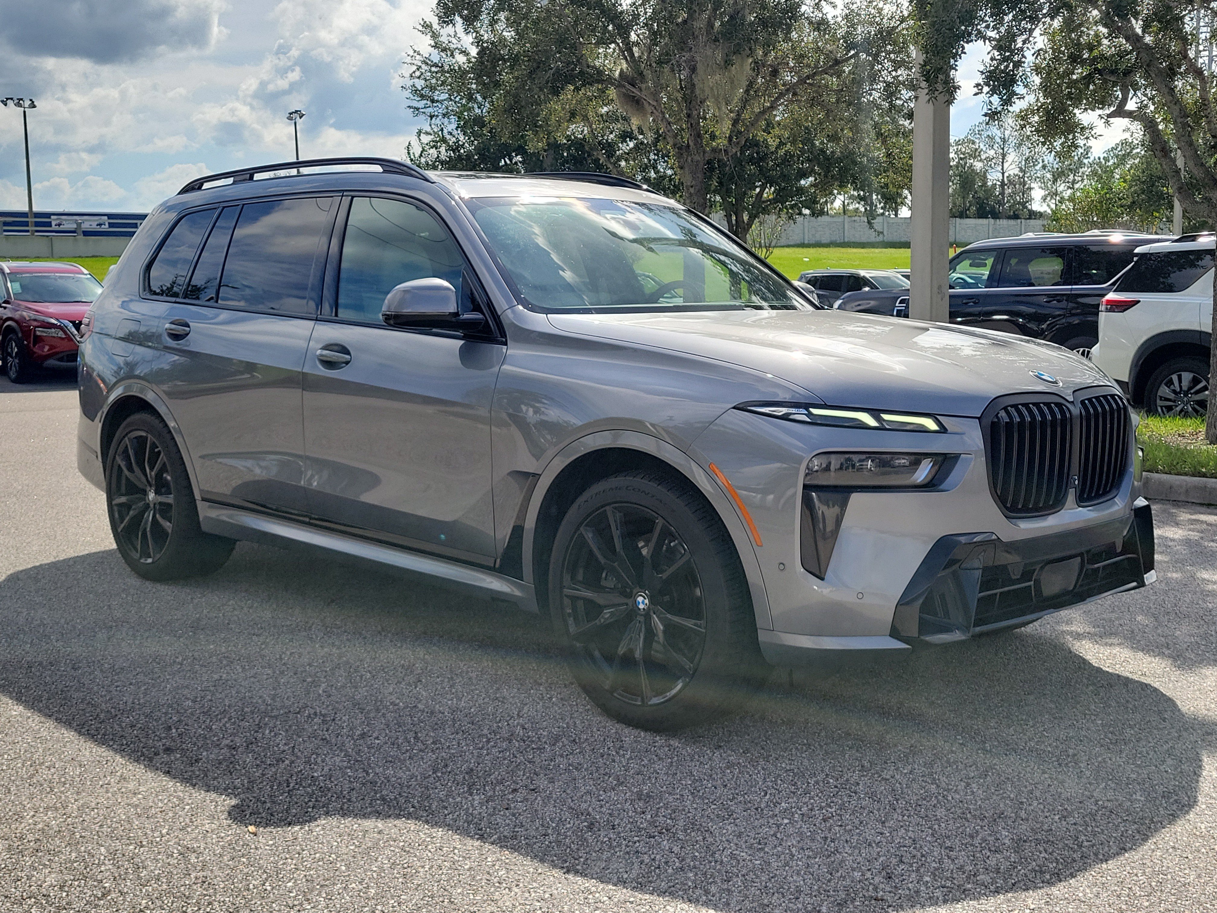 Used 2024 BMW X7 xDrive40i w/ M Sport Package AWD/4WD image 3