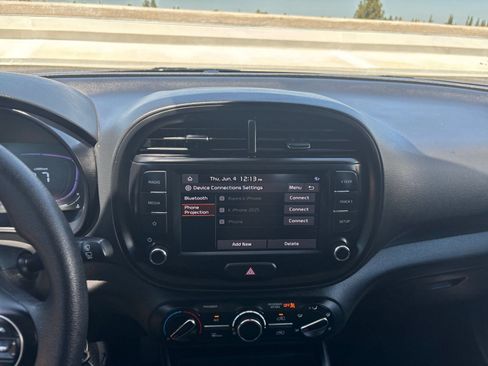 Used 2025 Kia Soul LX w/ LX Technology Package FWD image 17