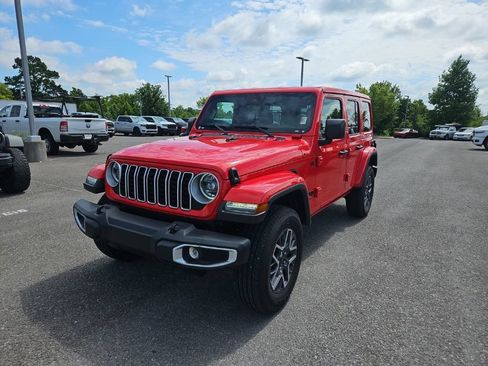 Used 2025 Jeep Wrangler Unlimited Sahara AWD/4WD image 3