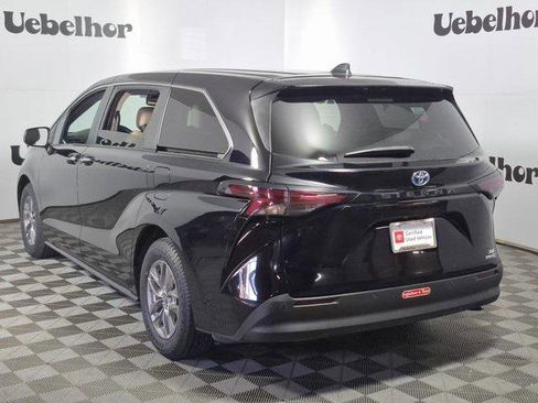 Certified 2023 Toyota Sienna XLE image 5